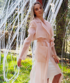 Inna Rek, płaszcz z organzy pudrowy róż