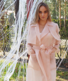 Inna Rek, płaszcz z organzy pudrowy róż